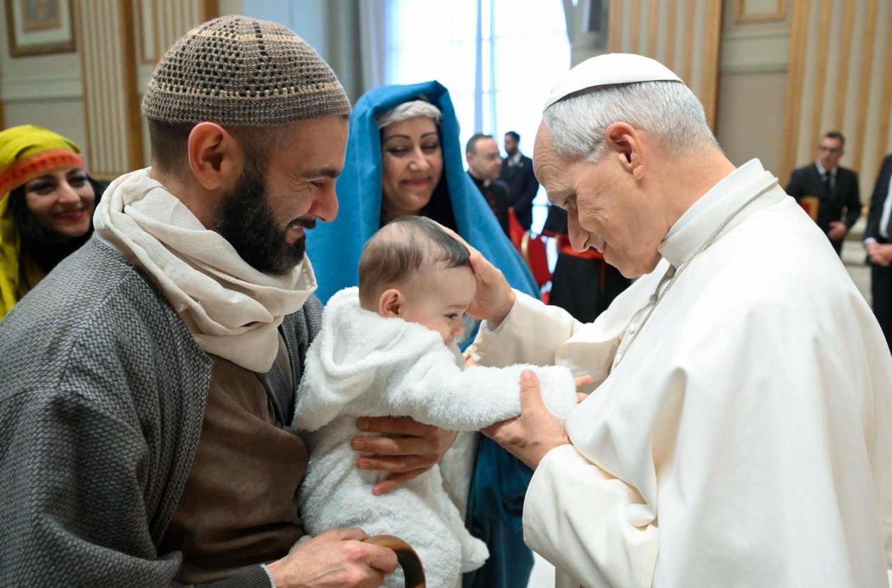 ĐTC Lêô XIV tiếp khoảng một ngàn người tham gia "Cảnh Chúa Giáng Sinh bằng người thật" tại Đền thờ Đức Bà Cả